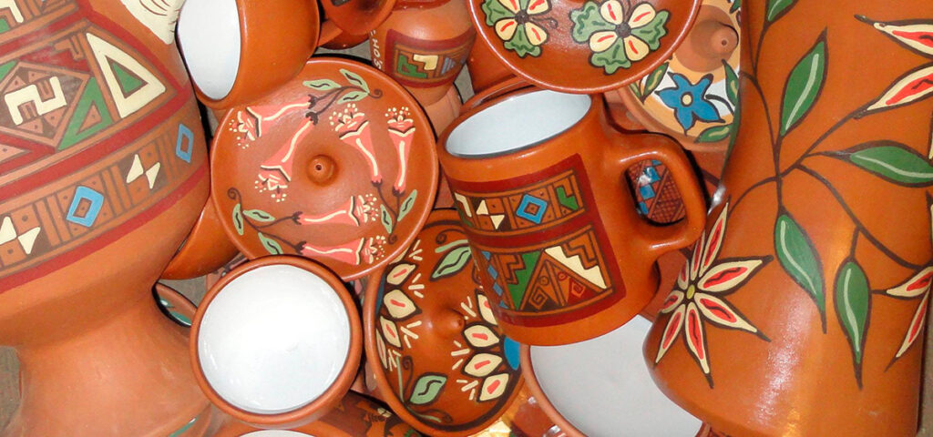 Piezas de cerámica cusqueña con motivos andinos y patrones propios de la iconografía andina