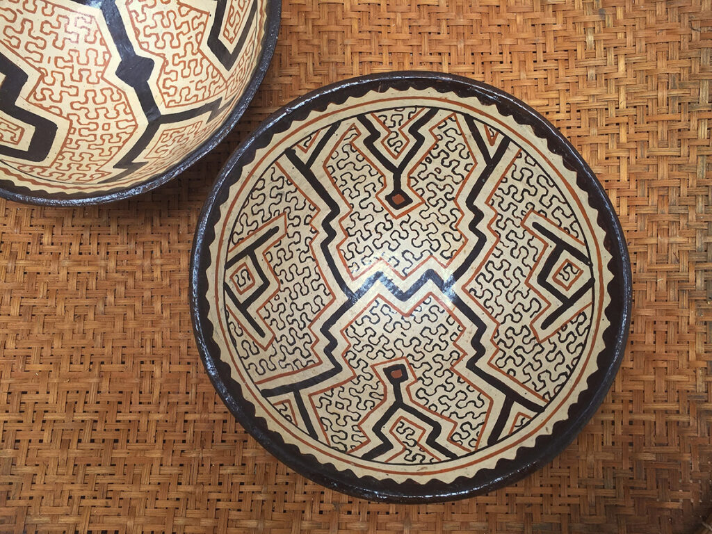 Cerámicas shipobo-konibo con patrones propios del diseño kené