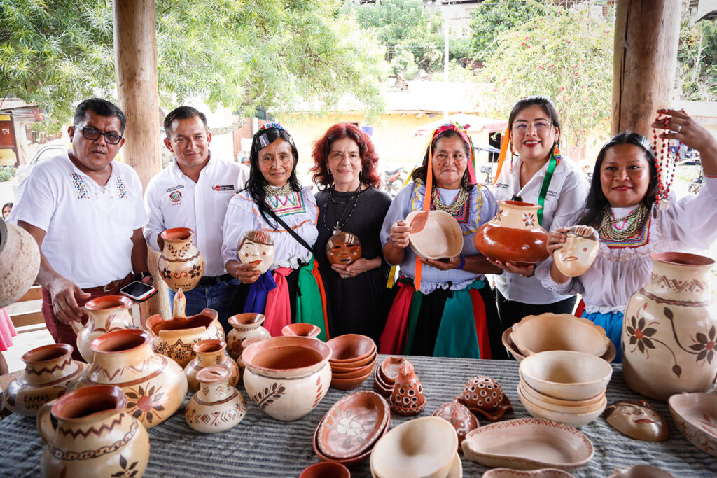 Grupo de artesanas quechua-lamistas con ce5rámicas y utensiliios hechos a mano en Lamas