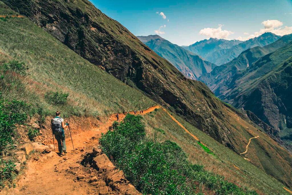 Mujer viajera realizando el trekking que la llevará hasta el complejo arqueológico de choquequirao