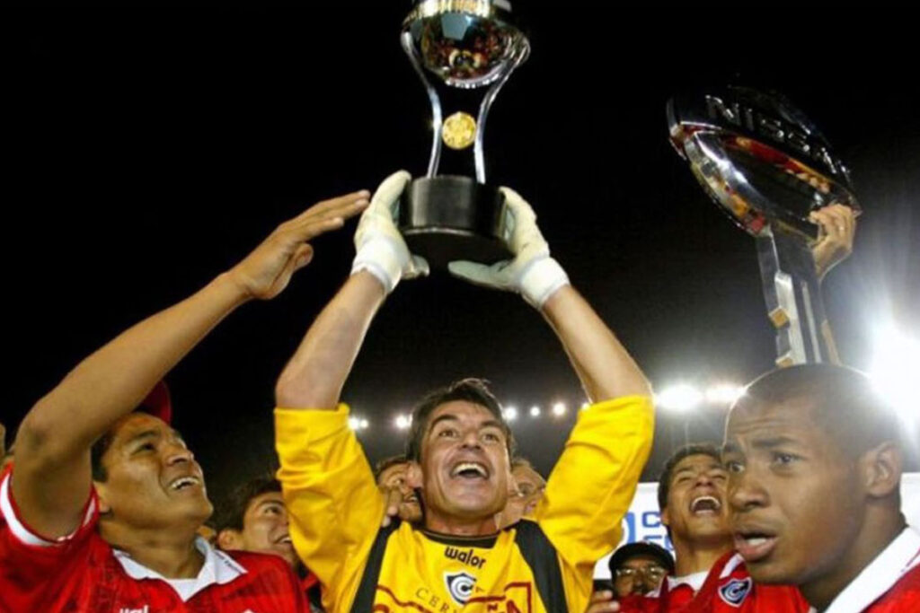 Jugadores de Cienciano levantando el trofeo de la Copa Sudamericana 2003 tras vencer a River Plate, en una noche que marcó la historia del fútbol peruano.