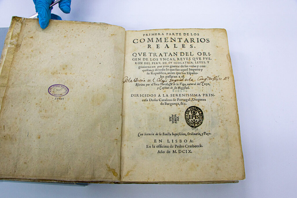 Ejemplar de "Comentarios reales", la obra más importante del Inca Garcilaso de la Vega