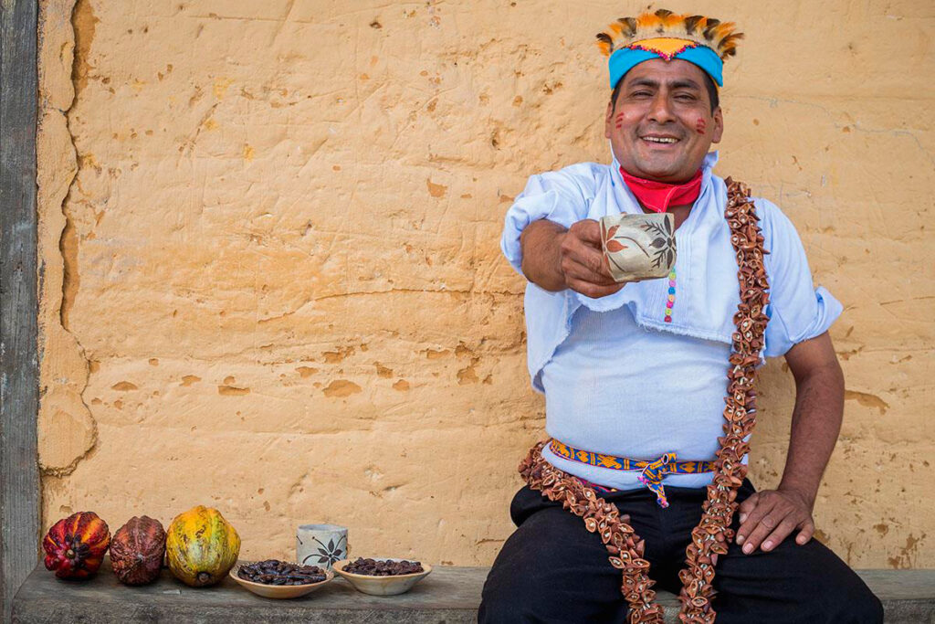 Miembro de la comunidad quechua lamista en Lamas, San Martín, durante una muestra de hospitalidad tradicional.
