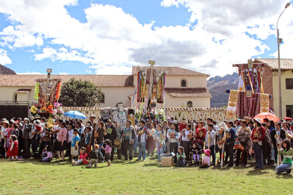 Lugareños de Yucay participando de la celebración de las cruces de pentecostés