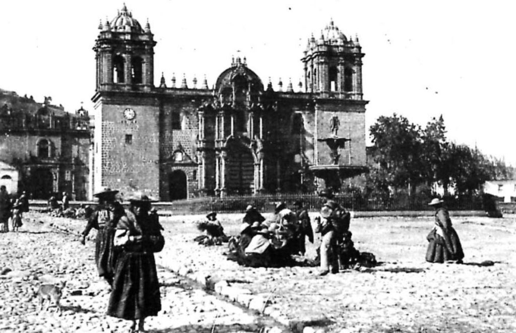 Plaza de armas de Cusco antes de la segunda guerra mundial, con vista a la catedral y la antigua pileta
