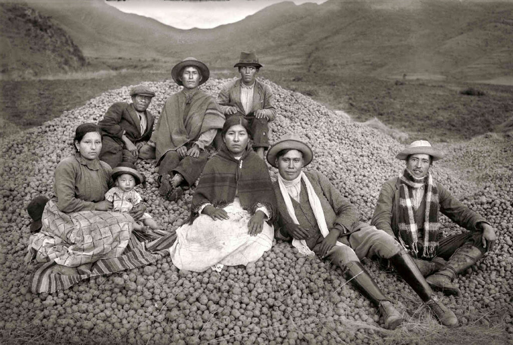 Familia de los andes peruanos, fotografiada por Martín Chambi