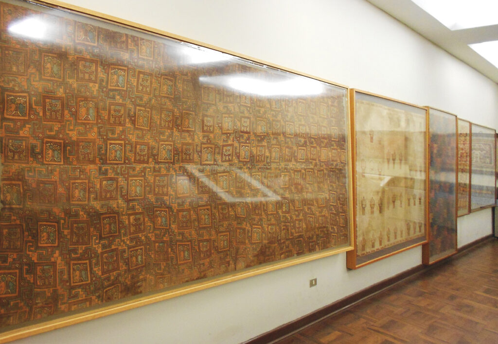 mantos paracas expuestos en el museo de textiles precolombinos Amano
