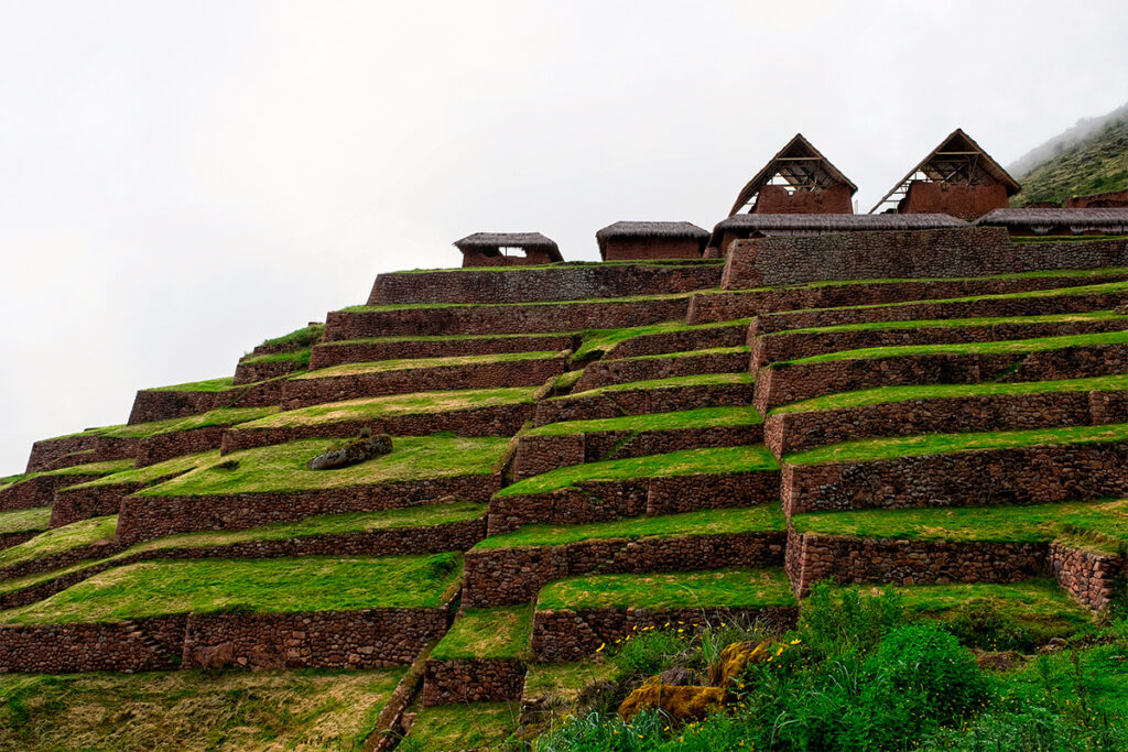 Ruinas en andenes de los restos arqueológicos de Huchuy Qosqo, en el valle sagrado de los incas 