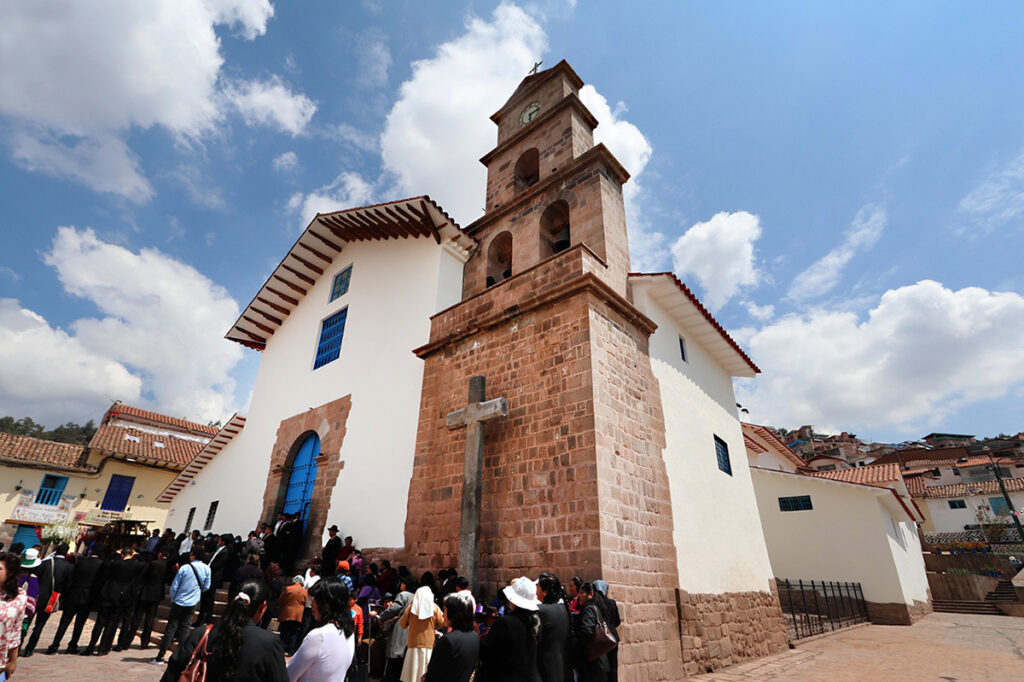 Fachada restaurada de la Iglesia de San Blas en Cusco, con visitantes congregados frente al templo colonial tras su reapertura en 2023