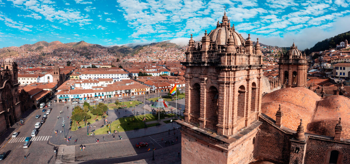 campanario de la catedral del cusco visto desde un dron
