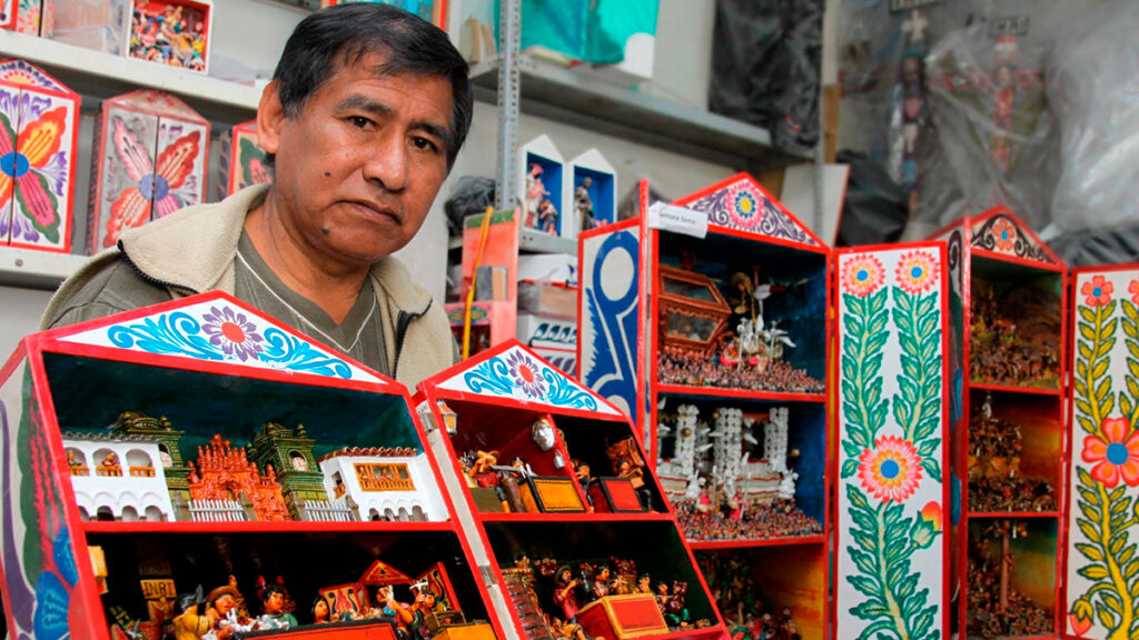 Retablista ayacuchano expone sus retablos cuidadosamente elaborados