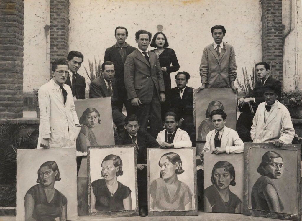 Fotografía de José Sabogal acompañado de sus estudiantes de bellas artes del Perú