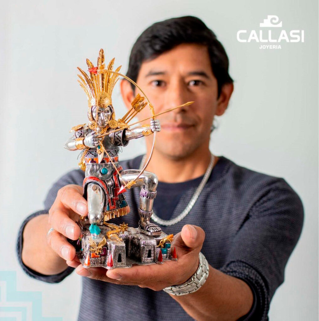 Carlos Callasi, artesano jouero de Pisac, mopstrando una escultura detallada inspirada en la iconografía andina