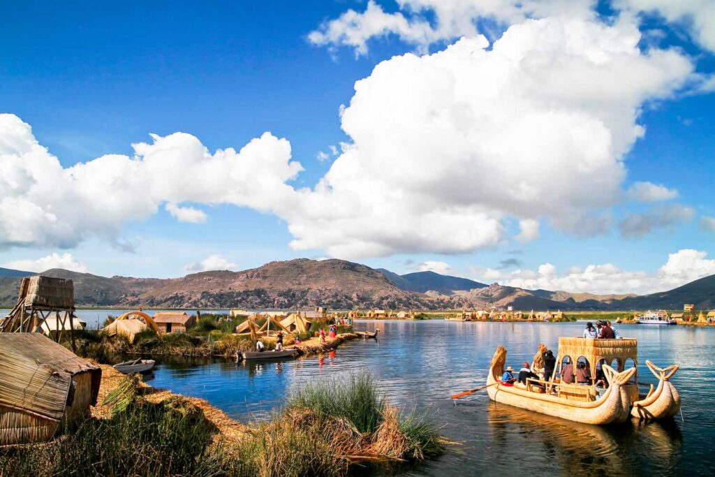 Turismo en las Islas de los uros, rodeadas por el lago titicaca, en la región de Puno, Perú