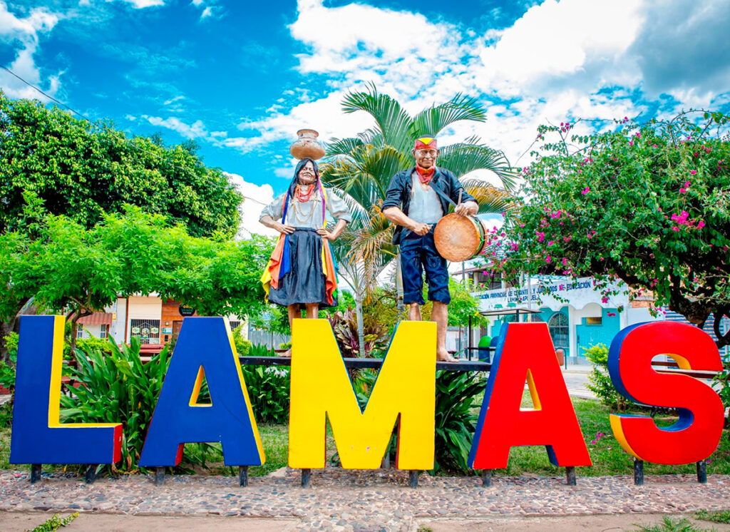 Letras gigantes de Lamas con figuras tradicionales quechua-lamistas en la plaza principal