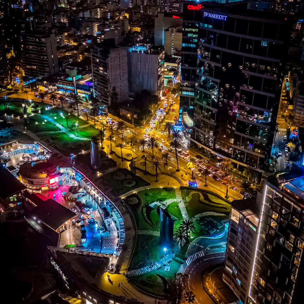 Distrito de Miraflores en Lima, de noche. 