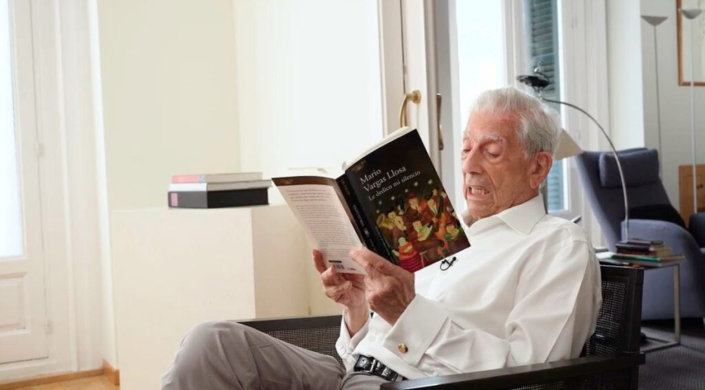 Vargas Llosa leyendo su última novela, le dedico mi silencio