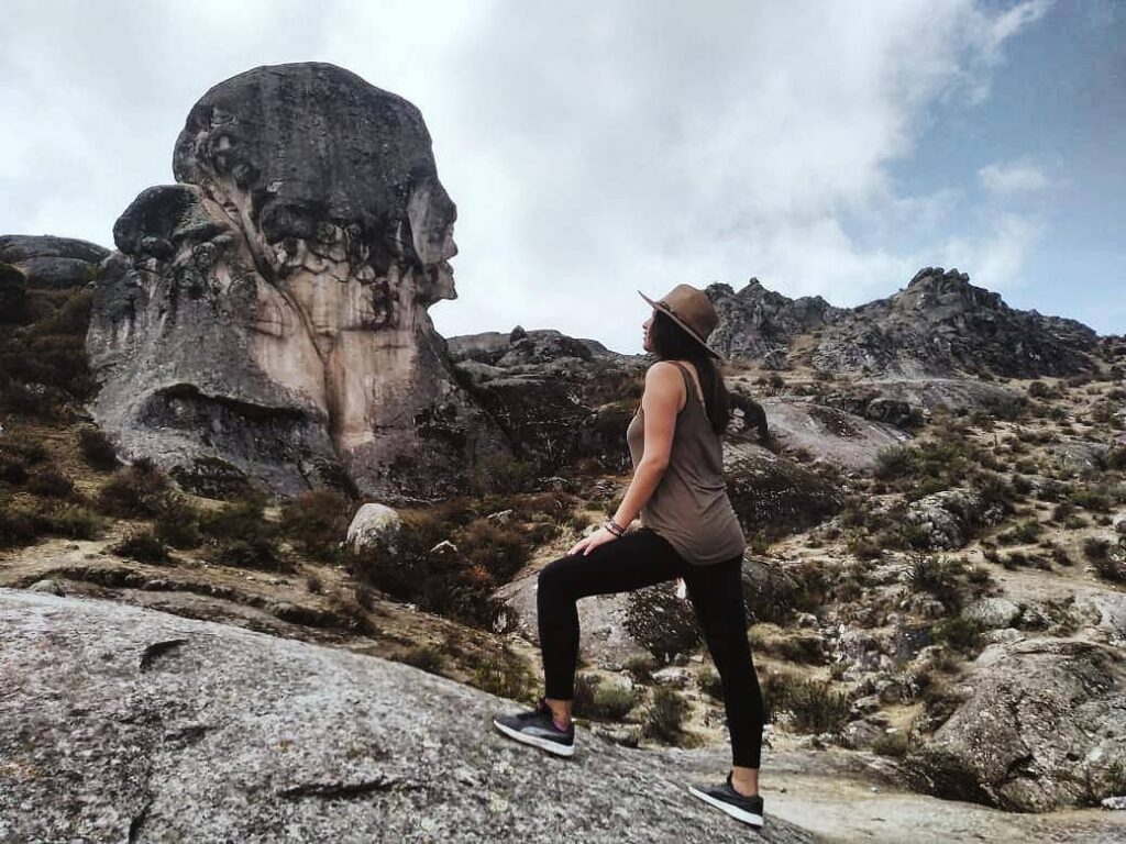 Turista en las formaciones rocosas de Marcahuasi, Perú