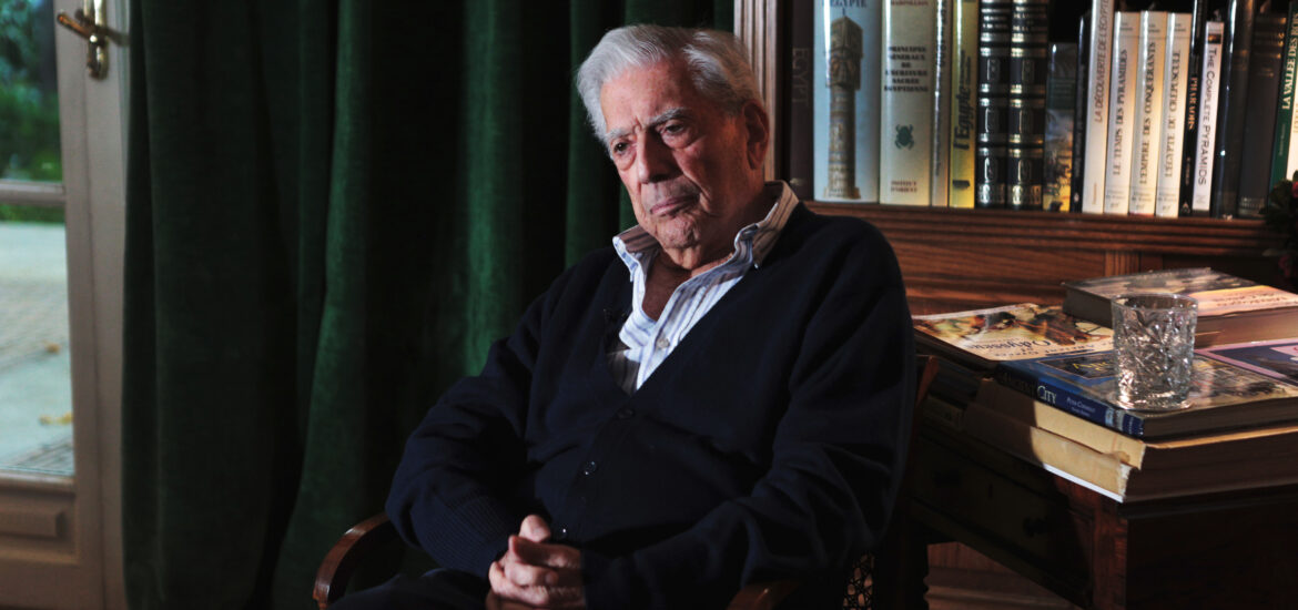 Retrato de Mario Vargas Llosa, con el rostro contemplativo, la mirada dijo y las manos cruzadas
