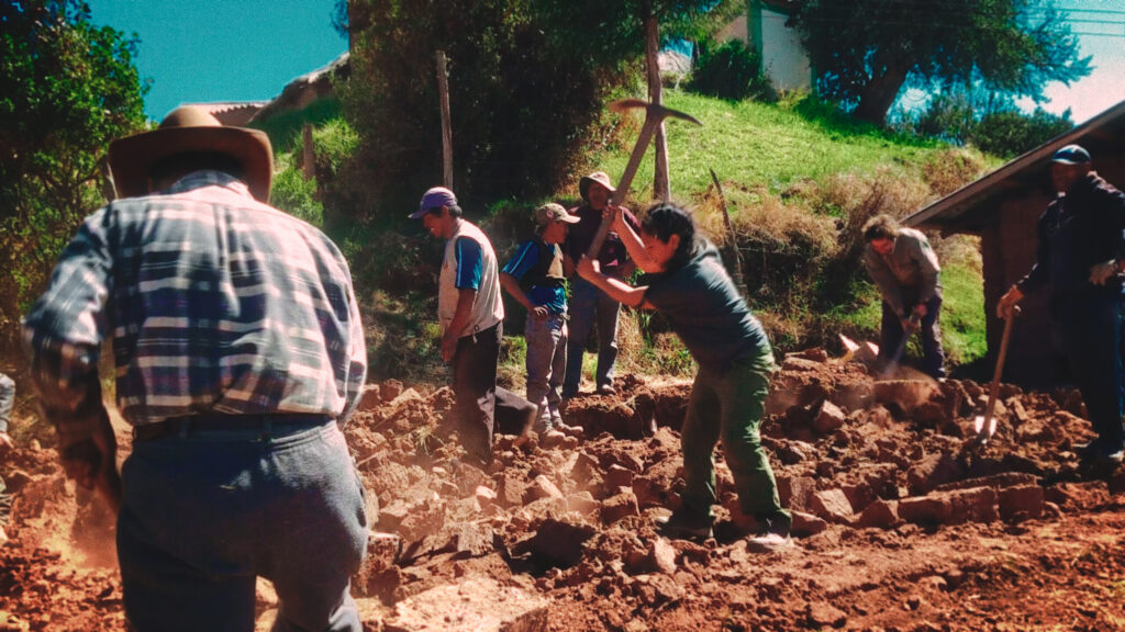 Lugareños de una comunidad andina trabajando colectivamente y de ese modo, poniendo en práctica la Minka