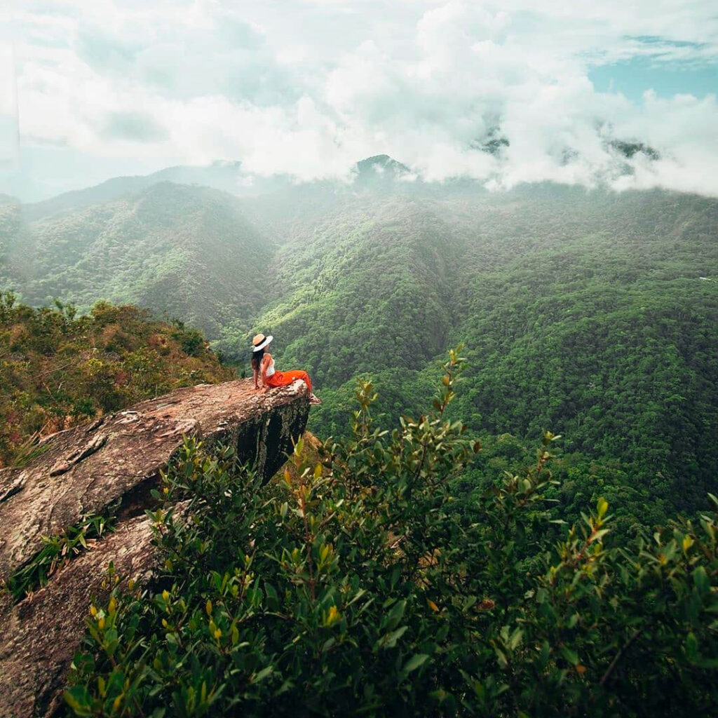 Mujer contempla el paisaje de la selva peruana desde el mirador alto shilcayo