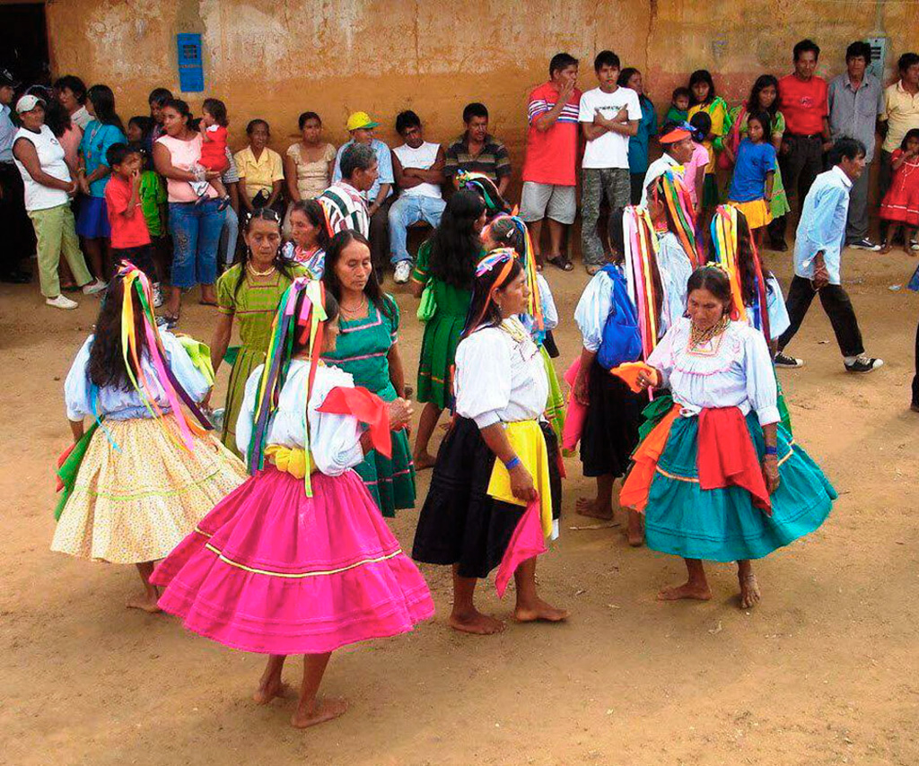 mujeres de la comunidad nativa quechua lamista honran sus tradiciones y costumbres a través de danzas