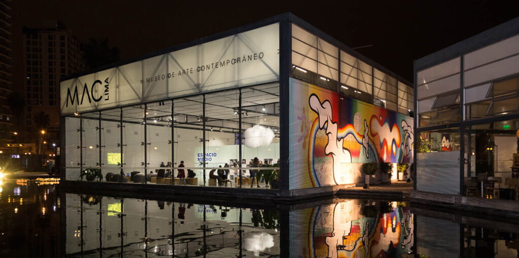 Fachada del museo de arte contemporáneo de Lima, durante la noche