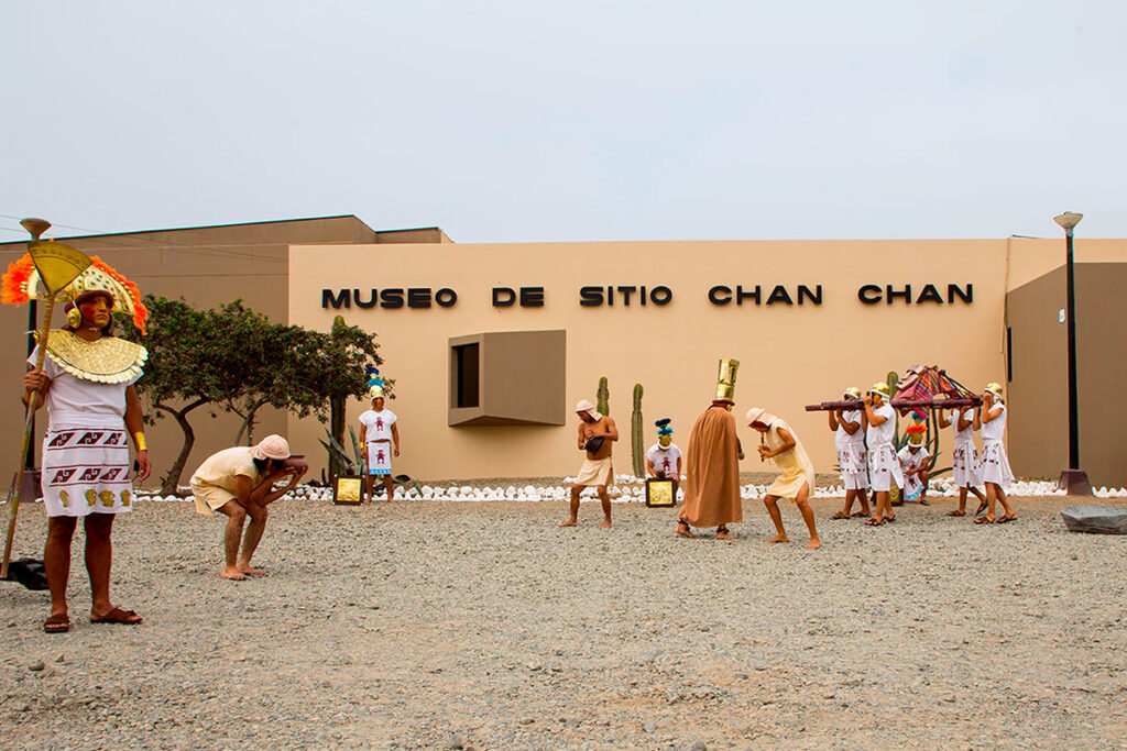 Un conjunto de actores intepretan una dramatización a las afueras del museo de sitio chan chan