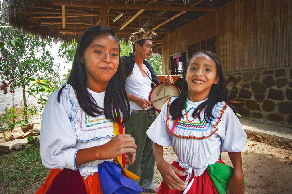 Niñas de la comunidad nativa quechua lamista en la región de San Martín