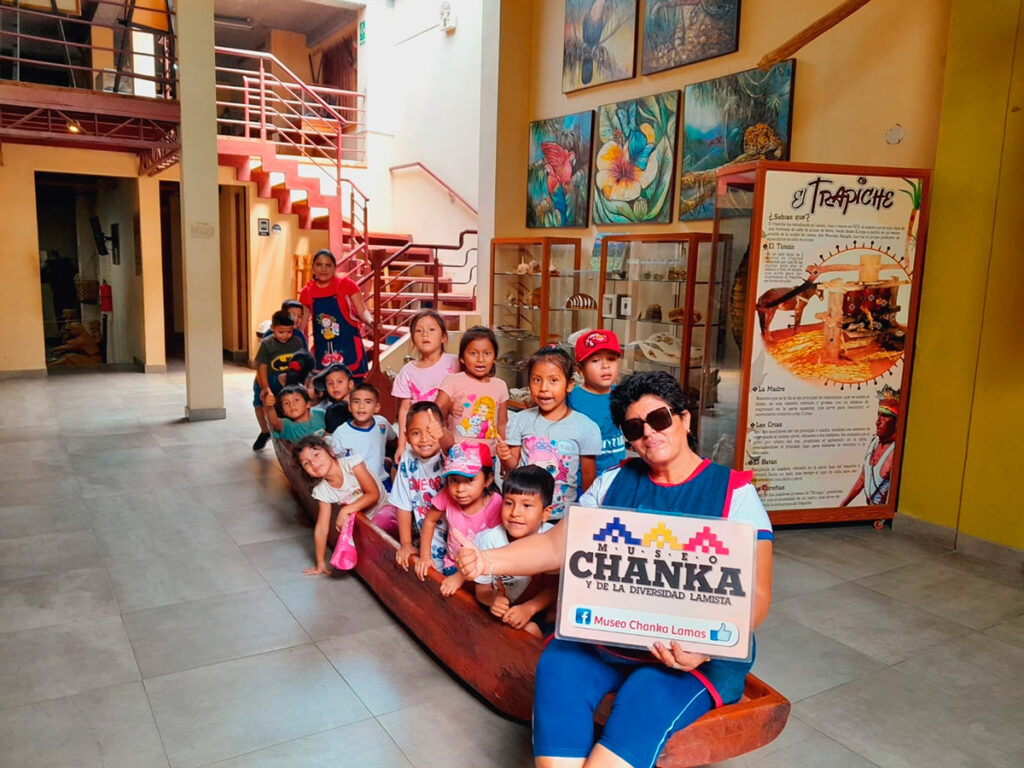 Niños en los recintos del museo chanka y de la diversidad lamista, un lugar para comprender mejor la historia y cultura de la comunidad quechua lamista