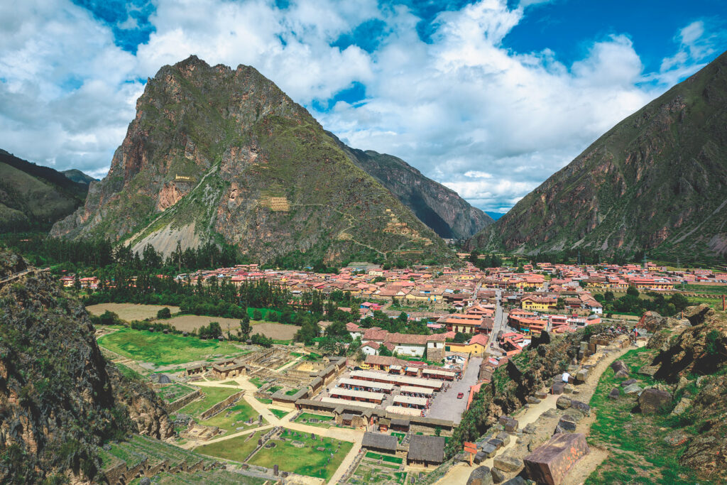 Pueblo de Ollantaytambo rodeado de montañas, donde aún se conservan ruinas incas 