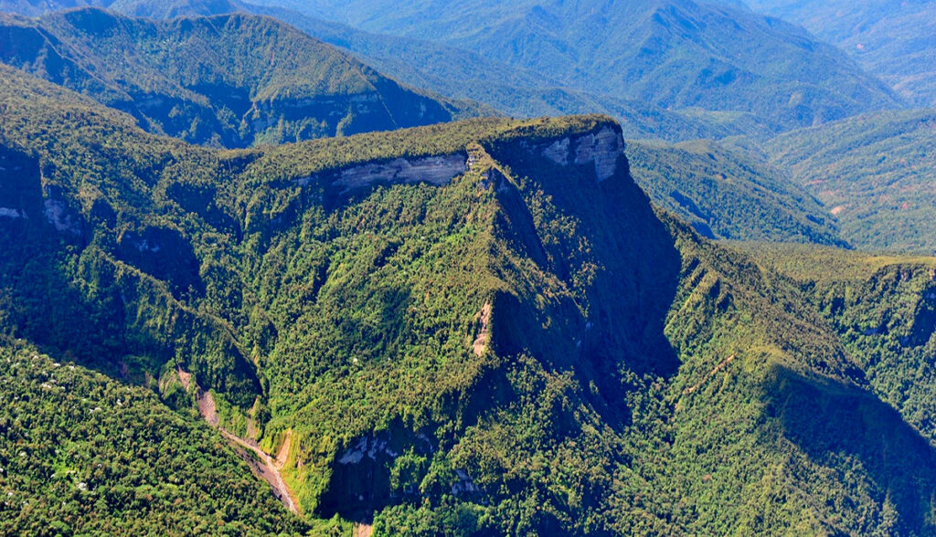 Montañas de la reserva nacional de Otishi, cubiertas de vegetación 