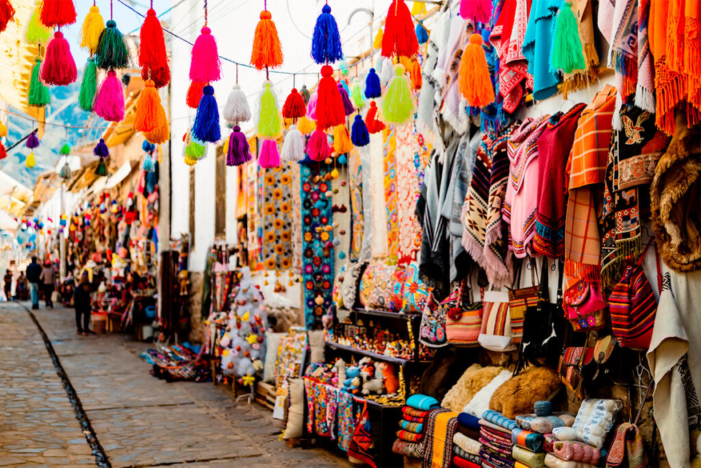 Vestimentas y productos en venta en el mercado de artesanías de Pisac en el valle sagrado de los incas