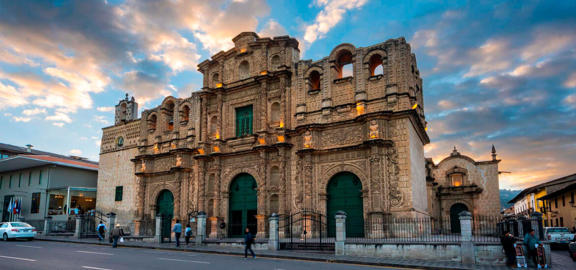 Fachada de la catedral de cajamarca en pleno atardecer