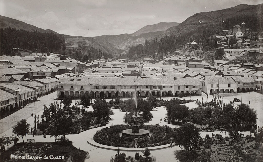 Fotografía panorámica de CUsco desde un punto elevado, tomada por Martín Chambi, con vista de la plaza de armas y la arquitectura colonial de la zona