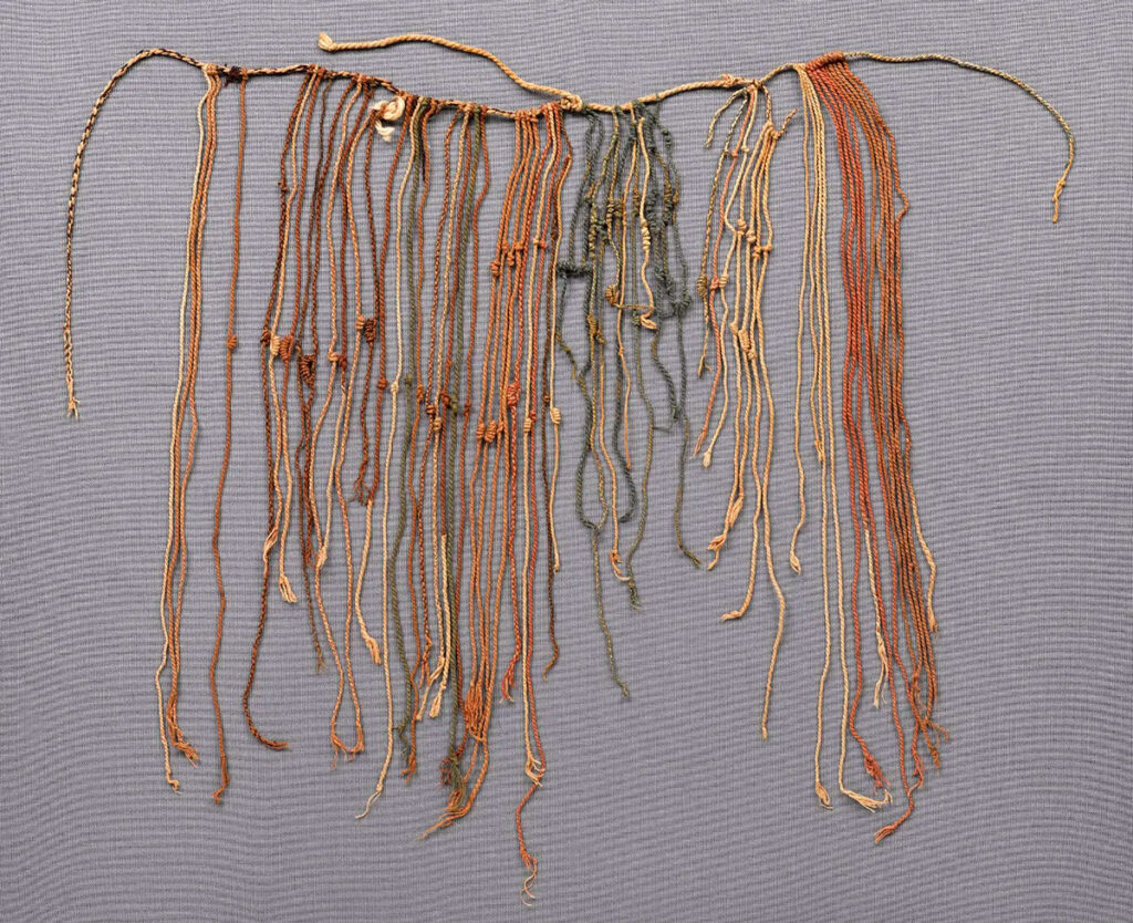 Quipu de varios colores en perfecto estado de conservación, con nudos y significados ocultos