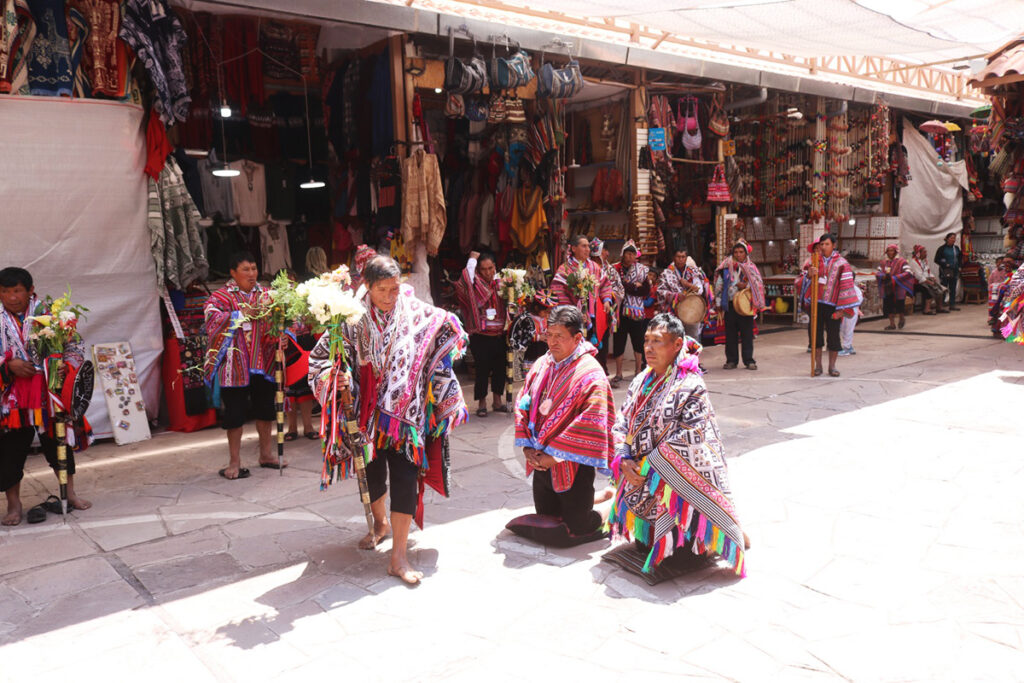 Ritual de renovación de varayoc en la comunidad campesina de paru paru, en la región de Cusco