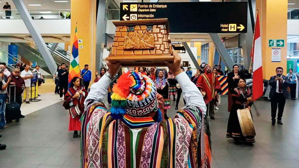 Hombre vestido con trajes típicos del Cusco transporta los restos de Fernando Túpac Amaru en el aeropuerto del Lima