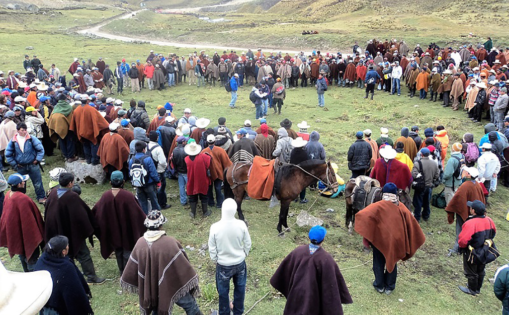 Ronda campesina en las alturas de una comunidad peruana