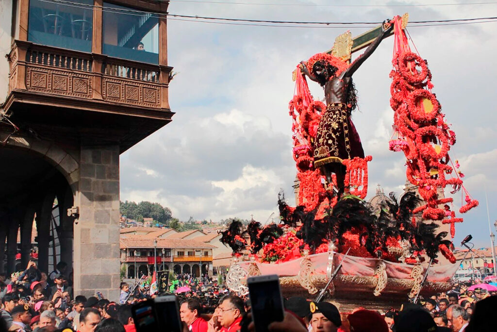 Procesión del señor de los temblores en Cusco con multitudes congregadas en la plaza de armas
