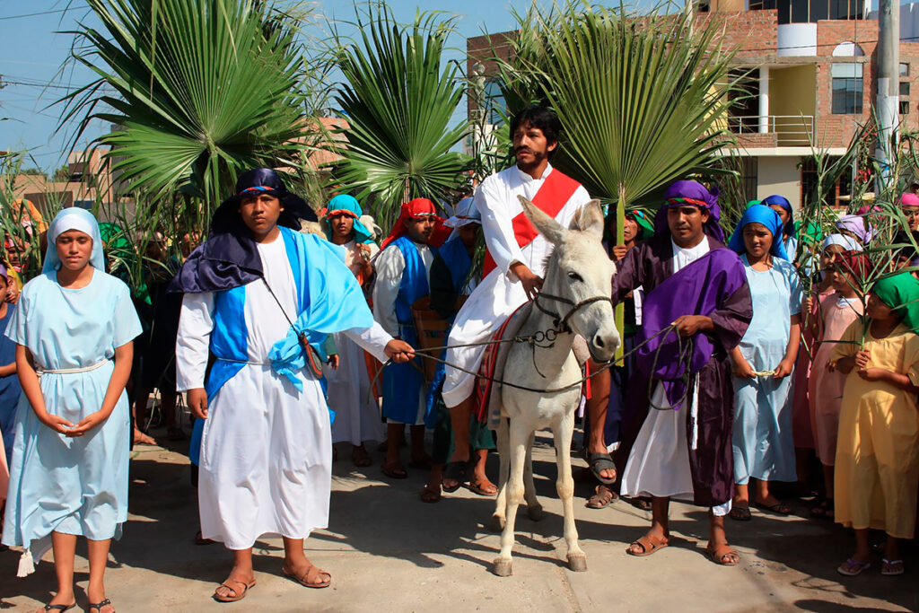Procesión de Semana Santa en Lambayeque con actires vestidos de época, llevando palmas