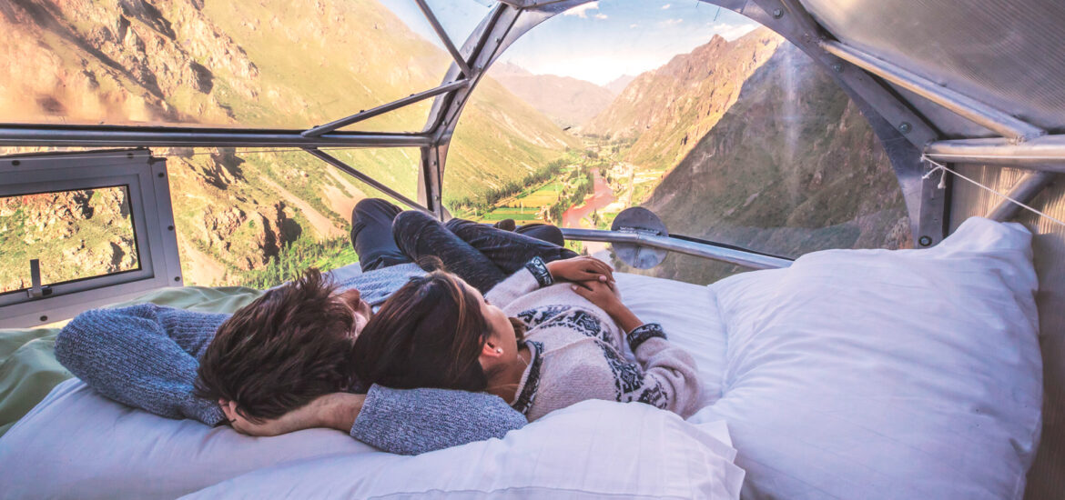 pareja hospedándose en las cápsulas del valle sagrado de los incas, en Cusco