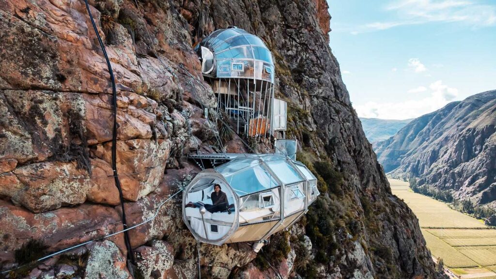 Cápsulas colgantes del Sky Lodge Adventures Suites ancladas a un acantilado en el Valle Sagrado de los Incas, con vista panorámica al valle