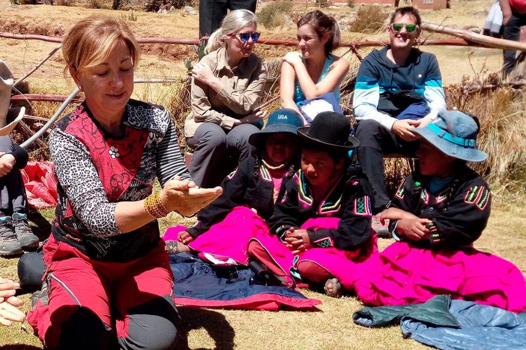 Turista participando de las actividades de los lugareños de Taquile, una comunidad del altiplano peruano