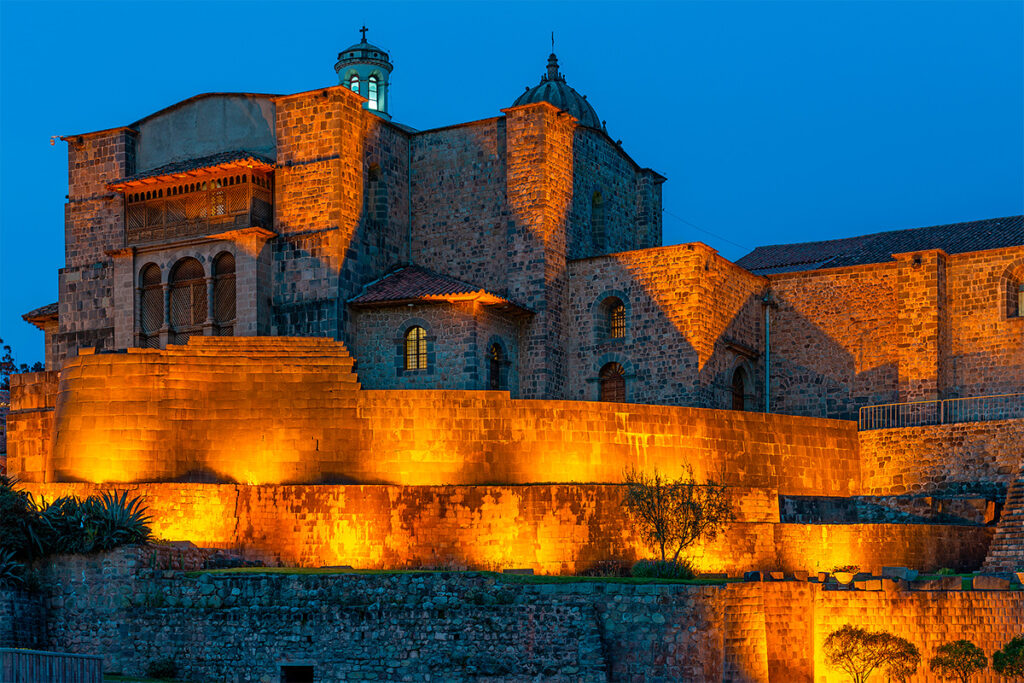Templo de coricancha al anocher, en el centro histórico de Cusco