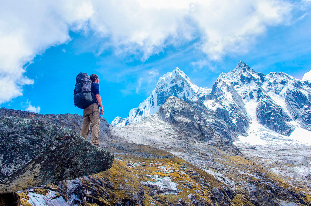 Turista contemplando la cordillera de huayhuash