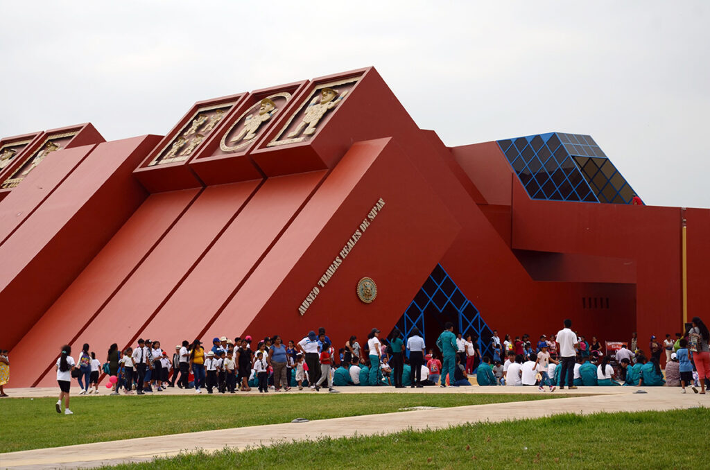 Personas esperando a entrar al museo de tumbas reales de sipan, ubicado en la región de Lambayeque