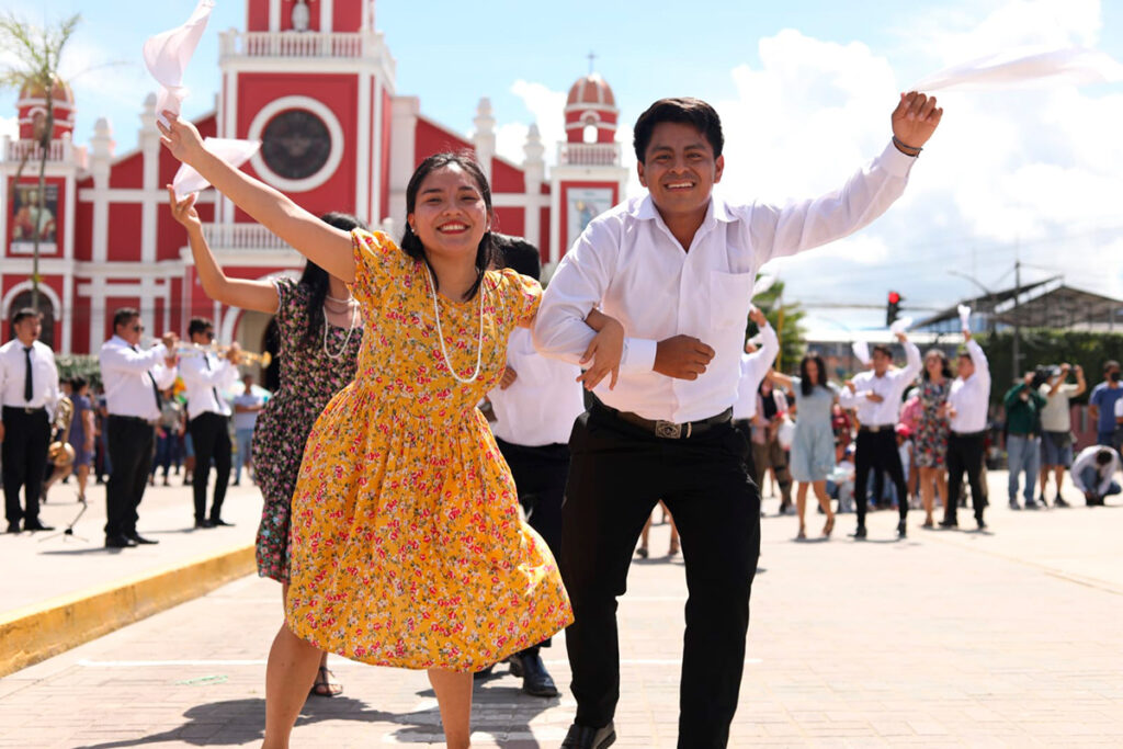 Danzantes de pandilla moyobambina disfrutando del jolgorio durante la fiesta de san juan, an la plaza de Moyobamba, región de San Martín, Perú