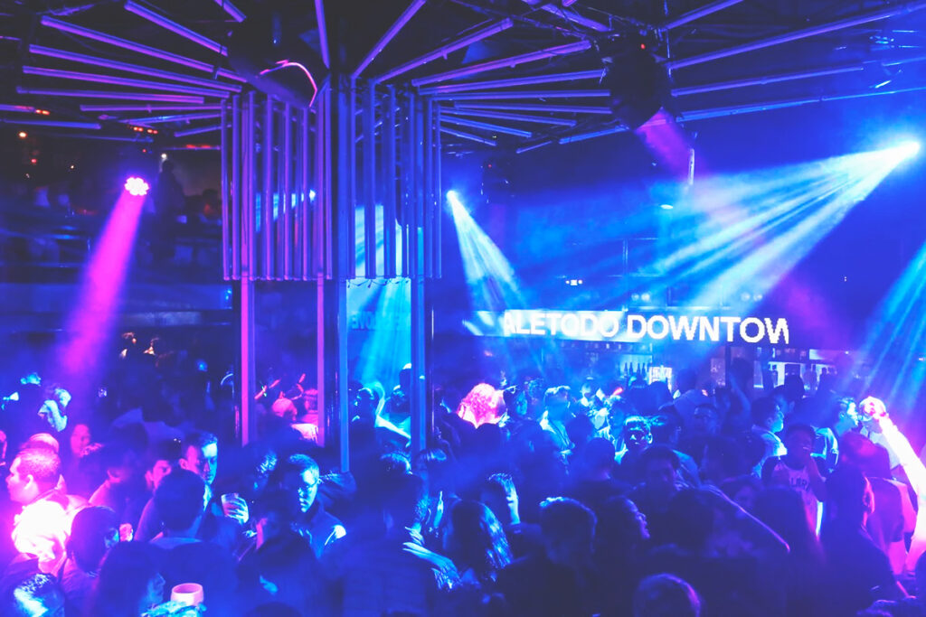 Gente bailando en la discoteca Valetodo Downtown, bajo las luces de colores 