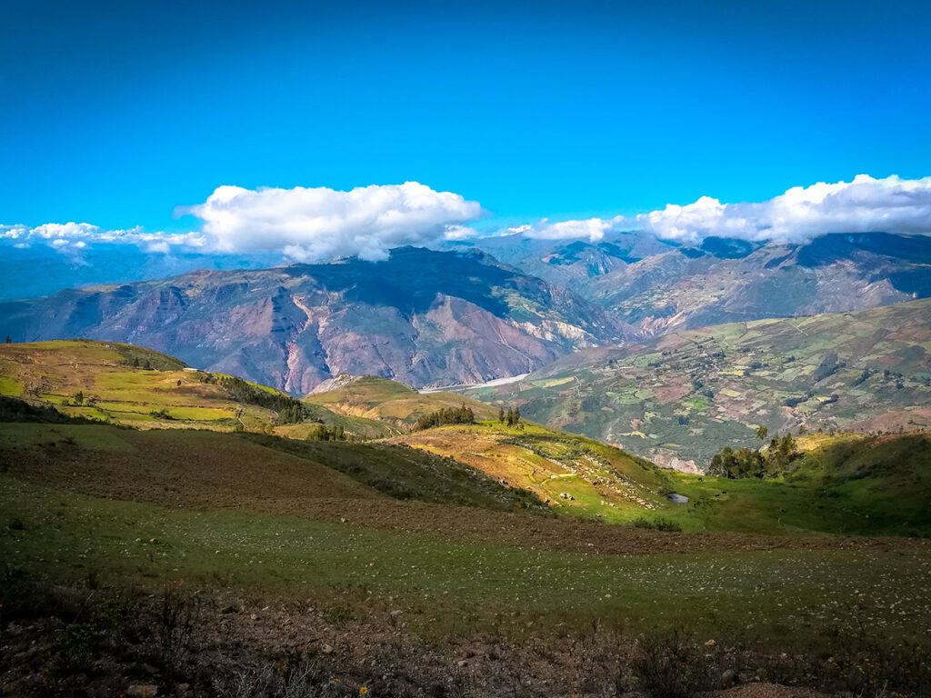 Vista del Valle de Condebamba en Cajamarca, con cultivos en terrazas y montañas andinas iluminadas por el sol